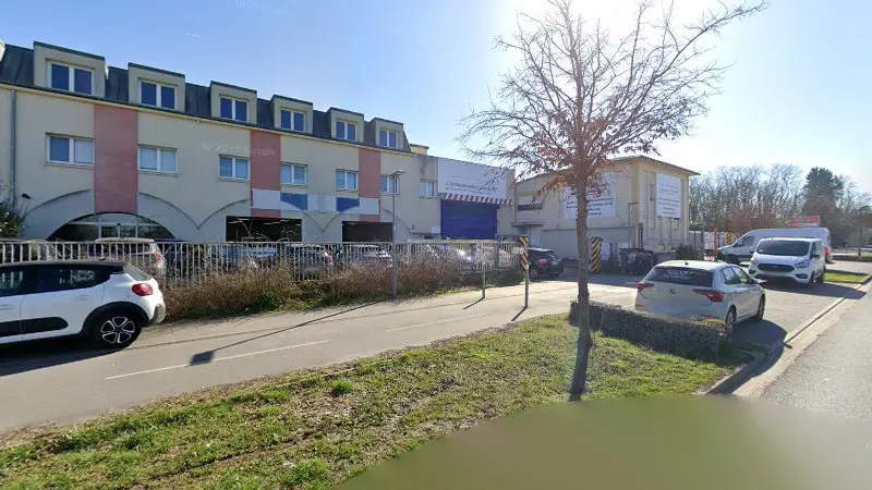 Vue de la rue devant Carrosserie AD, Chilly-Mazarin