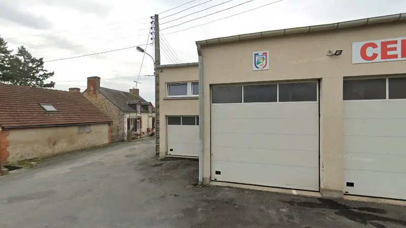 Vue de la rue devant STAFF AUTO - Garage Nigron, Boussac
