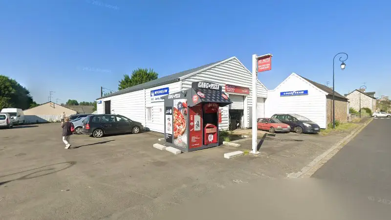 Vue de la rue devant Motrio Garage David Jacky, Saint-Georges-de-Reintembault