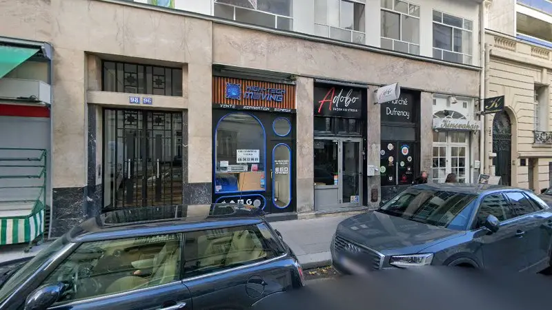 Vue de la rue devant Rachat véhicule cash, Paris