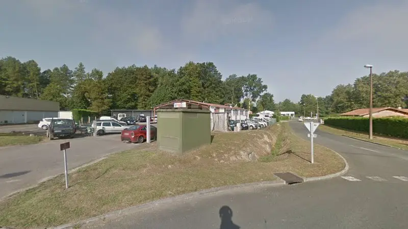 Vue de la rue devant Garage Business Opportunity Concepts, Saint-Martin-de-Hinx