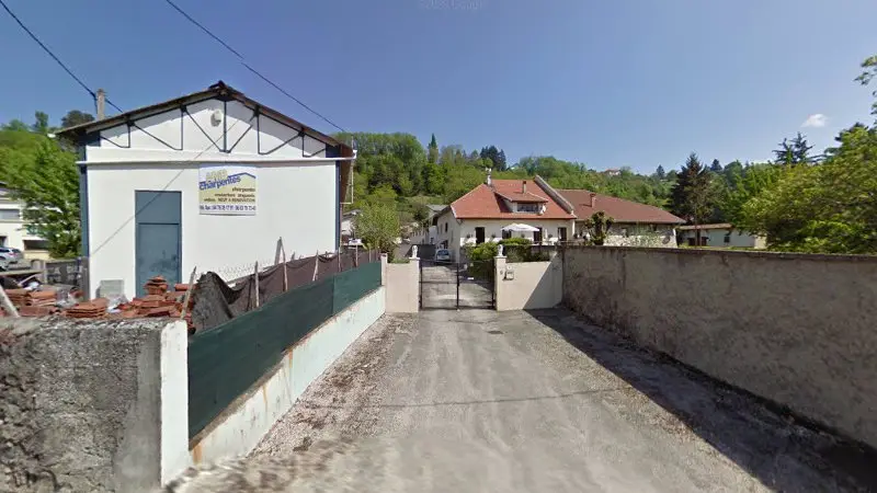 Vue de la rue devant Max Carrosserie, La Buisse