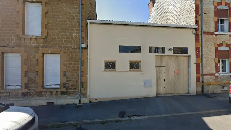 Vue de la rue devant Garage Manchester, Charleville-Mézières