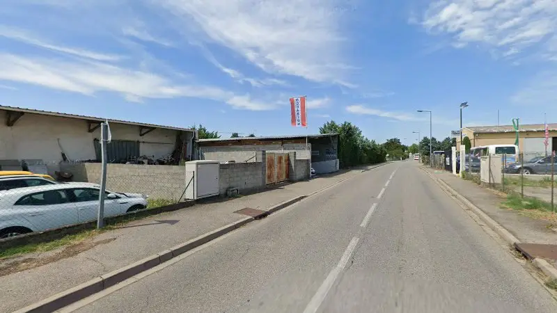 Vue de la rue devant M'y Cars, Romans-sur-Isère