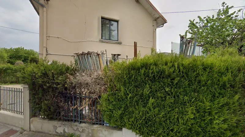 Vue de la rue devant Berthet Bondet Moules, Oyonnax