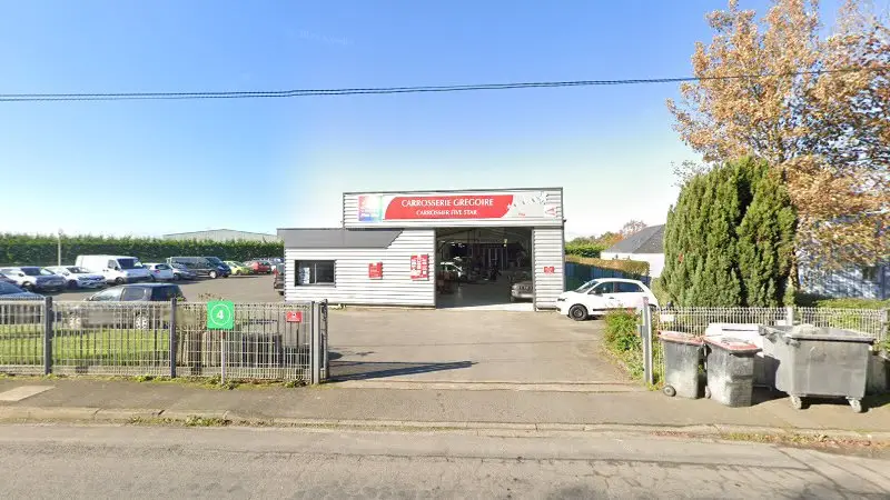 Vue de la rue devant Carrosserie Grégoire ADS, Dol-de-Bretagne