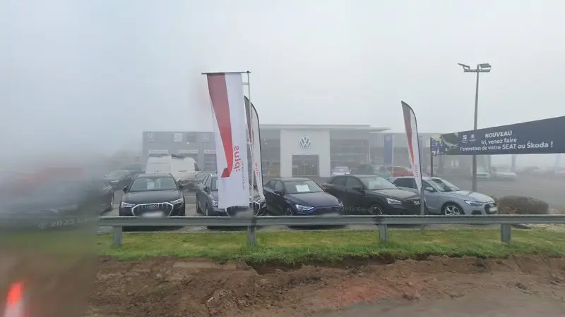 Vue de la rue devant Audi Service Bressuire (79) - Jean Rouyer Automobiles, Bressuire