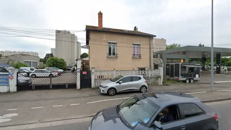 Vue de la rue devant garage ah auto, Vaulx-en-Velin