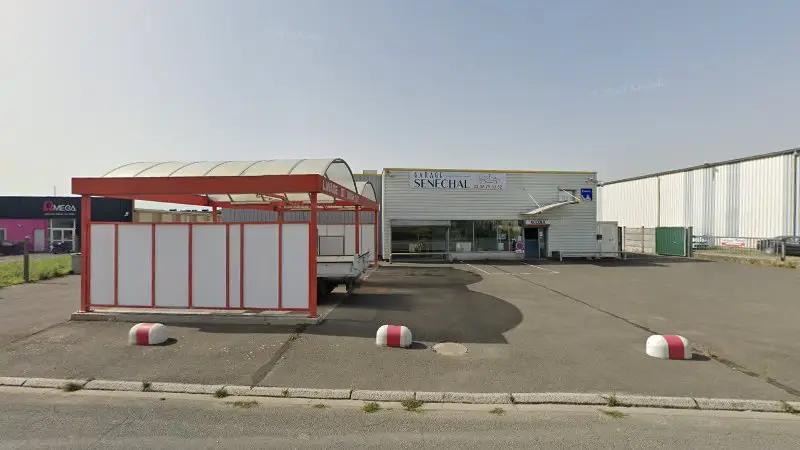 Vue de la rue devant Garage Gauthier, Neuville-aux-Bois
