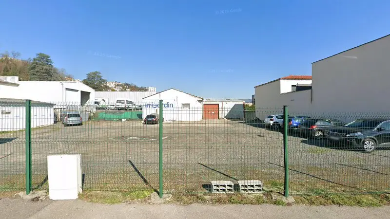 Vue de la rue devant Garage M Automobiles, Saint-Priest-en-Jarez