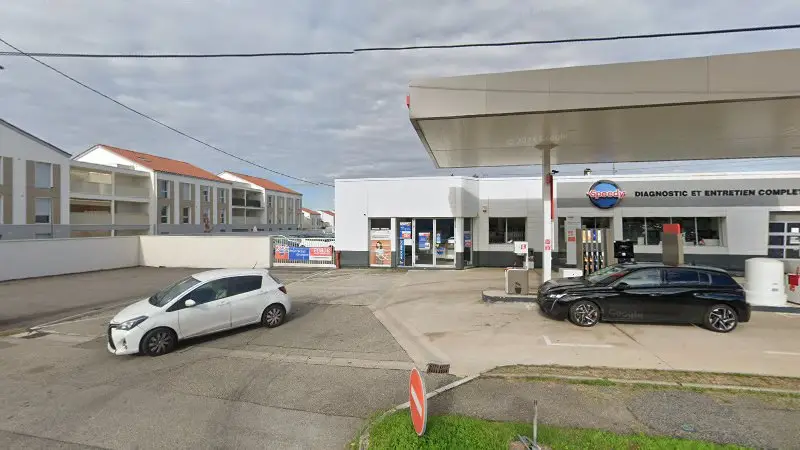 Vue de la rue devant Jean Moulin Automobiles -station Total, Saint-Laurent-de-Mure