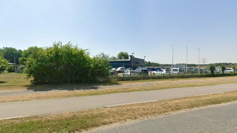 Vue de la rue devant Garage Peugeot, D'Huison-Longueville