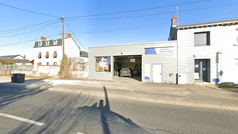 Vue de la rue devant Auto Moto Formul' Carrosserie, La Chaussée-Saint-Victor