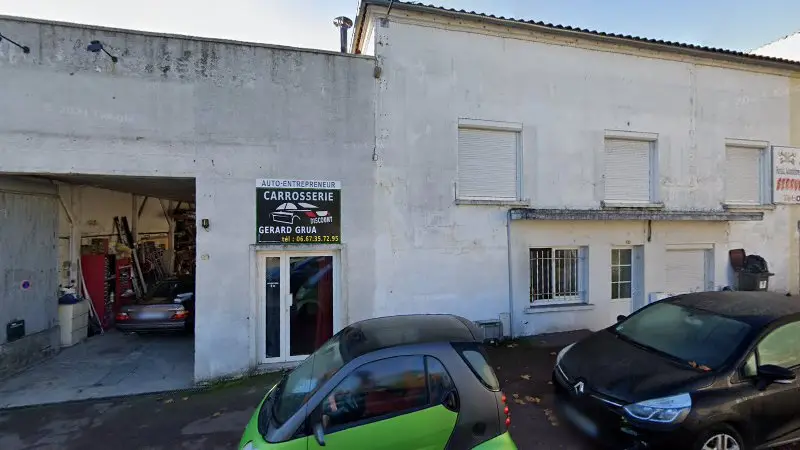 Vue de la rue devant Carrosserie Discount Gerard Grua, Cognac