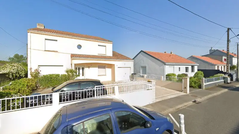 Vue de la rue devant Carrosserie de la Janvraie, Bouguenais