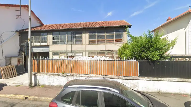 Vue de la rue devant Garage S.t.a., Aulnay-sous-Bois
