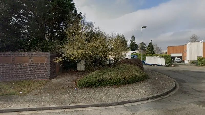 Vue de la rue devant Profil Erosion, Magny-les-Hameaux