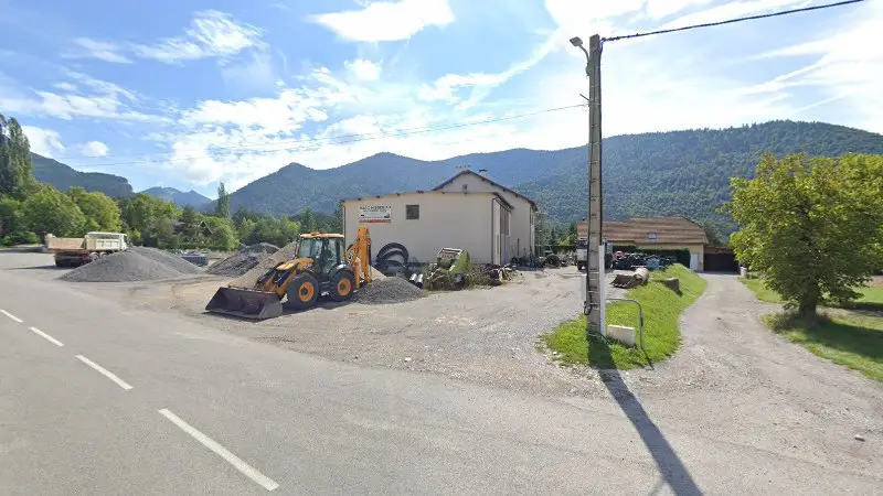 Vue de la rue devant Garage Marc Misserian, Lus-la-Croix-Haute