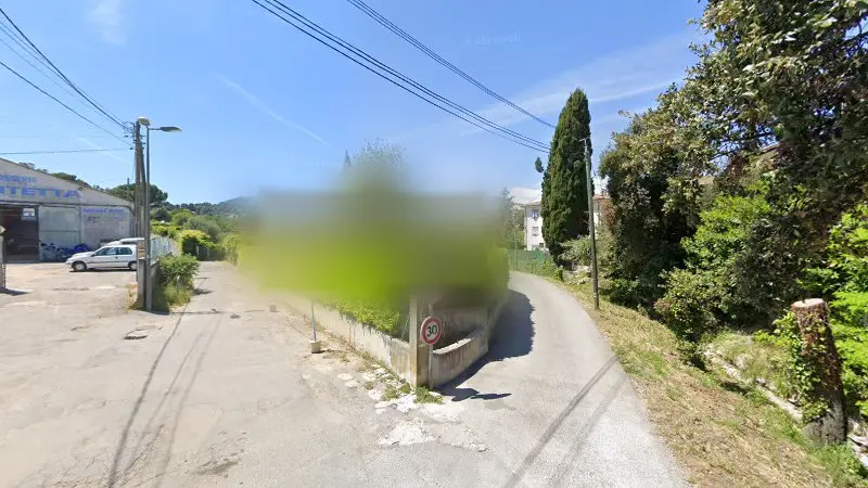 Vue de la rue devant Carrosserie Vitetta Jose, Vallauris