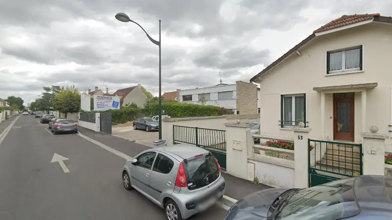 Vue de la rue devant Mondial Garage, Carrières-sur-Seine