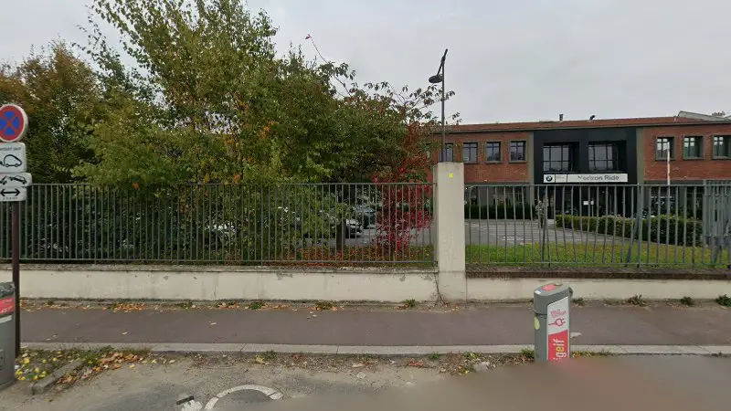 Vue de la rue devant Touche pas à mon carrossier, Gennevilliers
