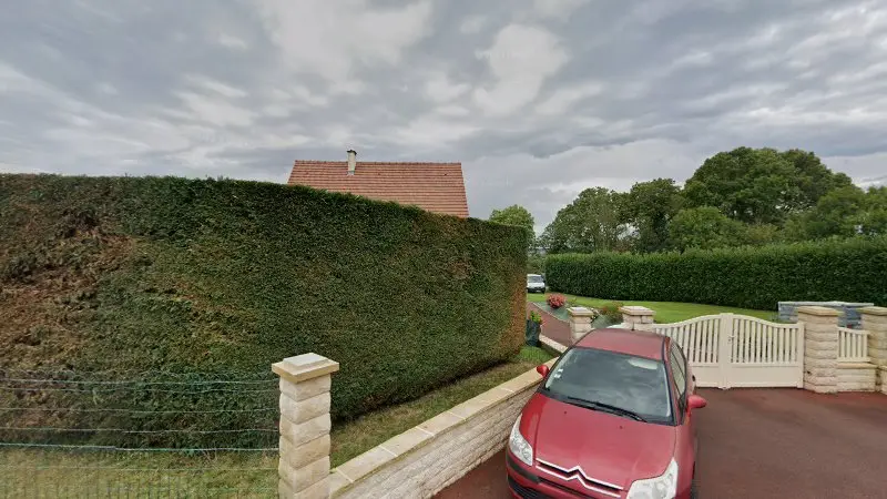 Vue de la rue devant Alex Auto 14, Les Monts d'Aunay