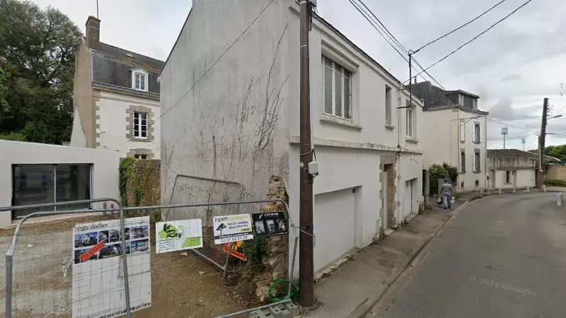 Vue de la rue devant GARAGE PREMIER - CARROSSERIE MORIO, Vannes