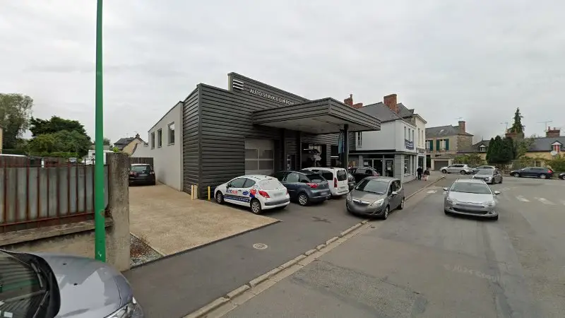 Vue de la rue devant Auto Service Guerchais, La Guerche-de-Bretagne