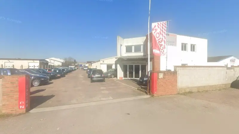 Vue de la rue devant AK Automobiles, La Chapelle-Saint-Luc