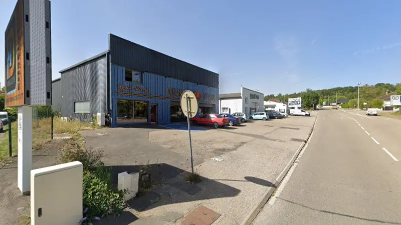 Vue de la rue devant Mobility Car 71, Le Creusot