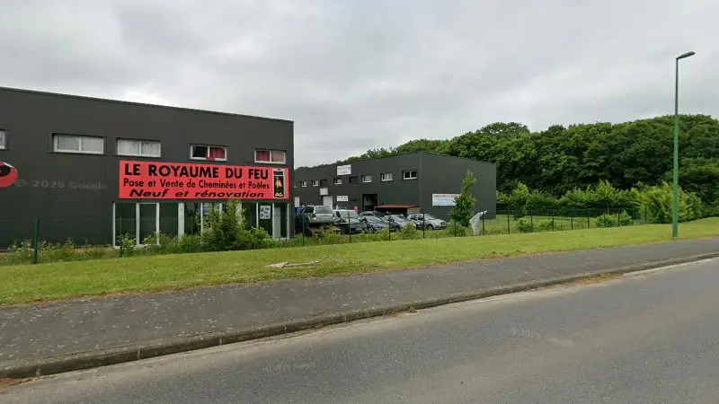 Vue de la rue devant L'Univers du Pneu et de la Mécanique Rambouillet, Gazeran