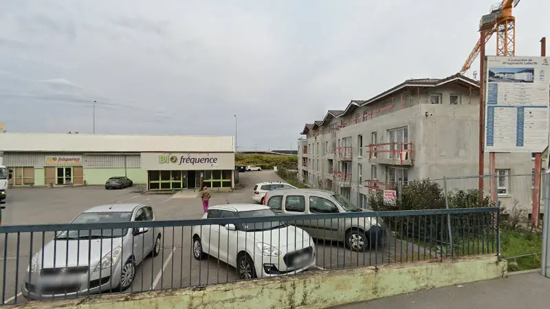 Vue de la rue devant Mondial Pare-Brise - Point Relais - Publier, Publier