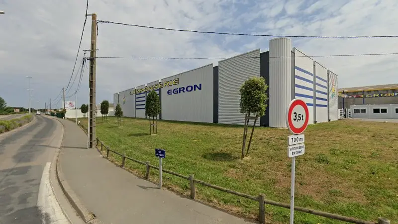 Vue de la rue devant Egron Carrosserie, Les Sables-d'Olonne