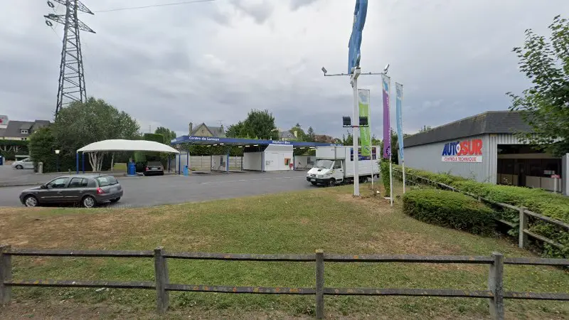 Vue de la rue devant Controle Technique Automobile de la Cote Fleurie, Touques