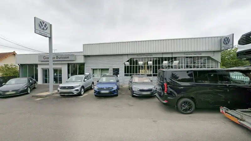 Vue de la rue devant GARAGE BUISSON SARL - Volkswagen Service, Ruffec