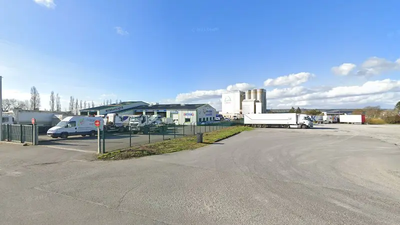 Vue de la rue devant A.T.I Assistance Technique Industrielle, Châteaubourg