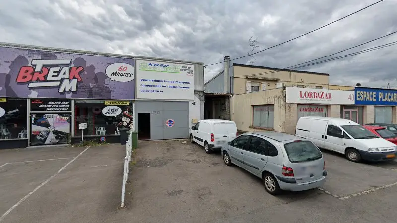 Vue de la rue devant Kass Autos, Terville