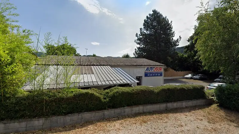 Vue de la rue devant Contrôle technique Autosur Saint-Geniez-d'Olt, Saint Geniez d'Olt et d'Aubrac