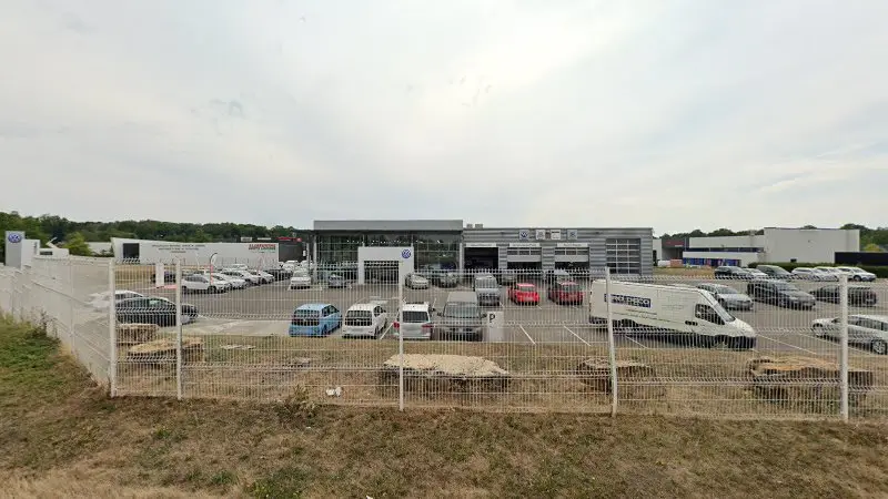 Vue de la rue devant ŠKODA Service Cosne - SUMA, Cosne-Cours-sur-Loire