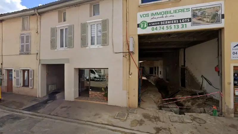 Vue de la rue devant Carrosserie Virian, Châtillon-sur-Chalaronne