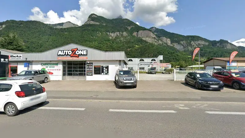 Vue de la rue devant Carrosserie De Varan, Sallanches