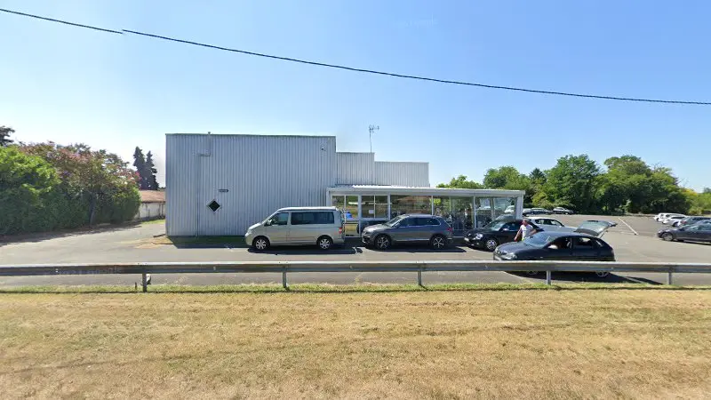 Vue de la rue devant AMTC - BDA Volkswagen, Saint-Macaire