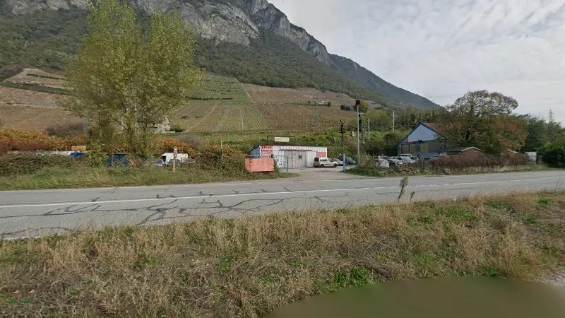 Vue de la rue devant Garage Laurent Montage Pneus, Porte-de-Savoie