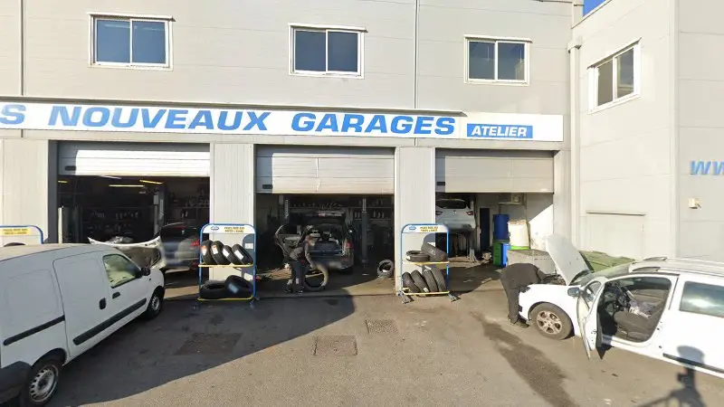 Vue de la rue devant Les Nouveaux Garages, Bouc-Bel-Air