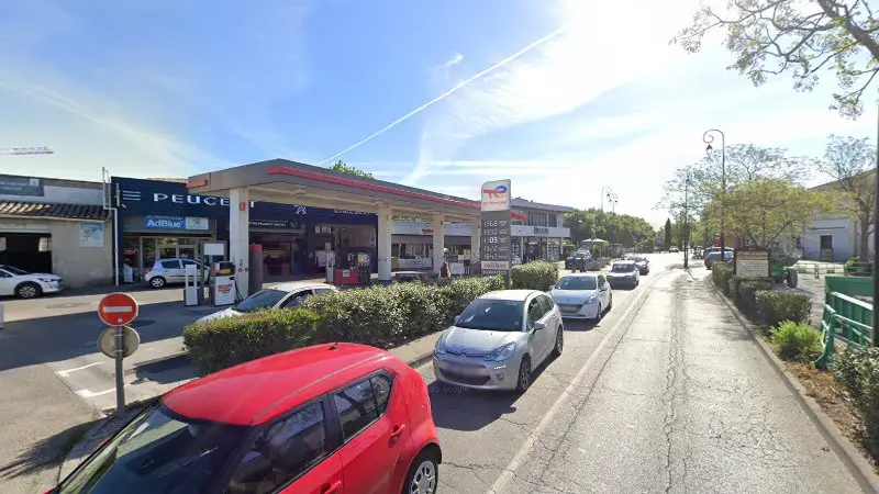 Vue de la rue devant Garage Daoui, L'Isle-sur-la-Sorgue