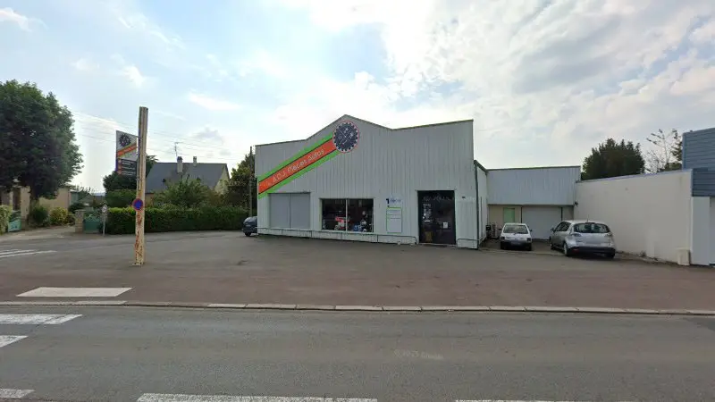 Vue de la rue devant Adj Pièces Auto, Saint-Hilaire-du-Harcouët