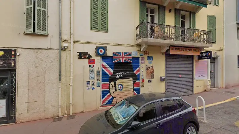 Vue de la rue devant Carrosserie du Pont Romain, Cannes