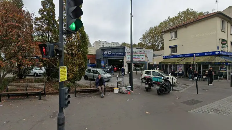 Vue de la rue devant Carrosserie Toutes Marques, Saint-Denis