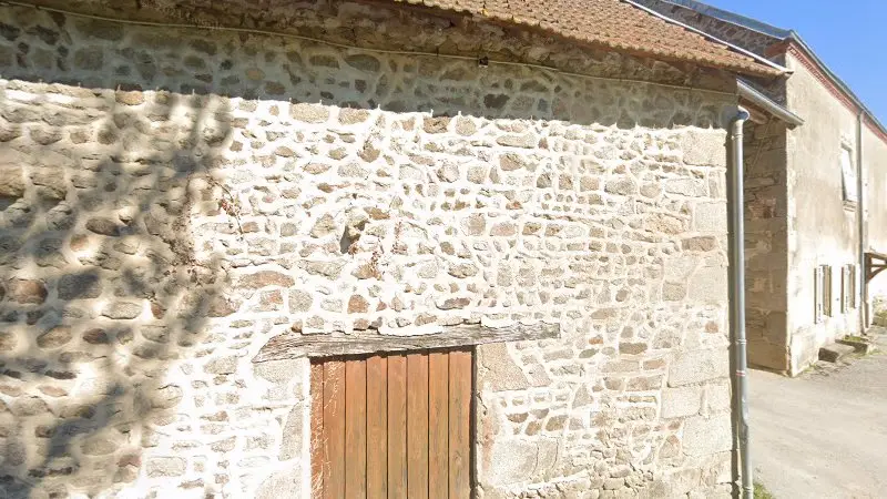 Vue de la rue devant CHEZ MR GUY à L'Auto Ancienne, Saint-Michel-de-Veisse