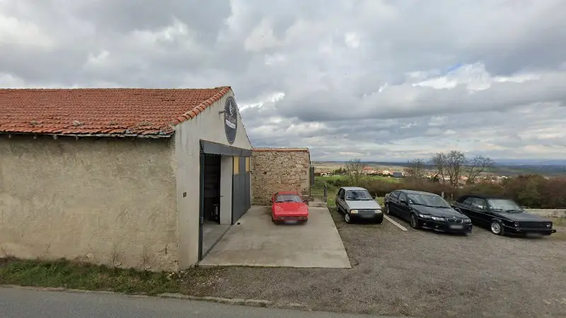 Vue de la rue devant Garage Pierre Blanc - Germany Auto Rétro, Boisset-Saint-Priest